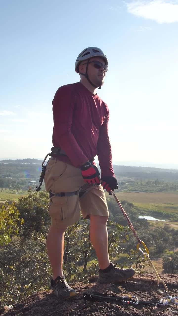 Stock Video Mountaineer At The Top Observing The Horizon Live Wallpaper
