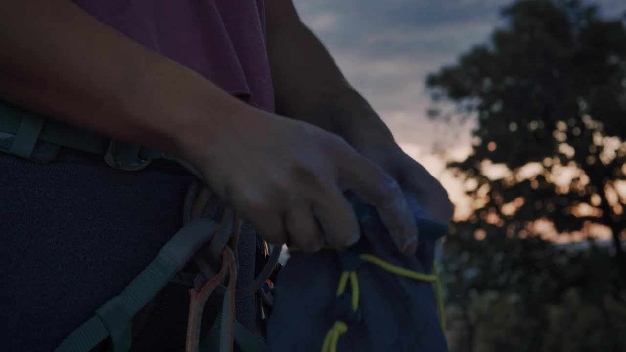 Stock Video Mountaineer Woman Putting Chalk On Her Hands Live Wallpaper