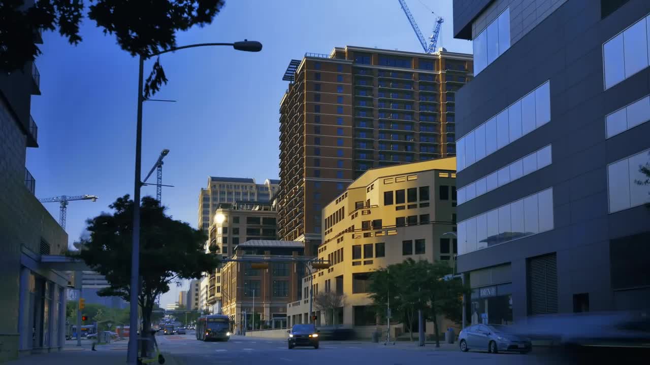 Stock Video Movement On An Avenue In A City In The Afternoon Live Wallpaper