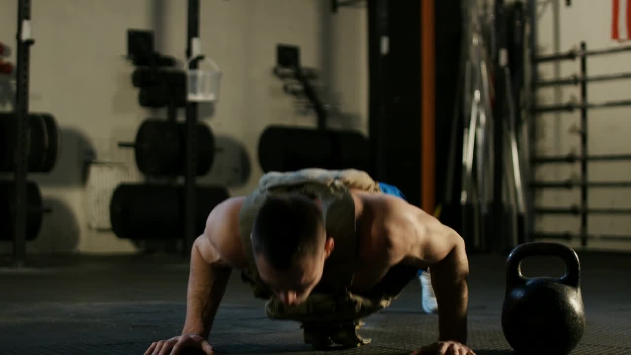 Stock Video Muscular Man Doing Push Ups In The Gym Live Wallpaper