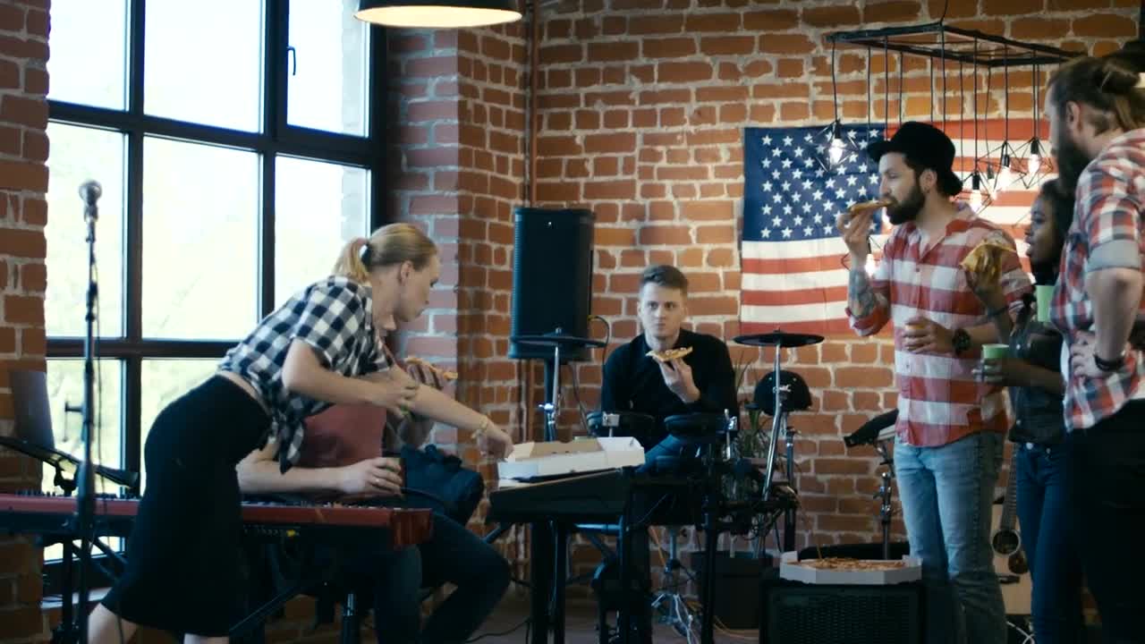 Stock Video Musicians Eating Pizza In Rehearsal Break Live Wallpaper