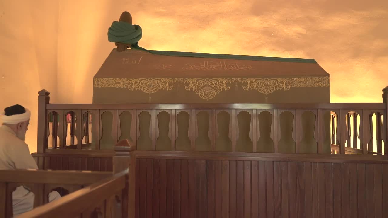 Stock Video Muslim Old Man Praying To A Coffin Live Wallpaper