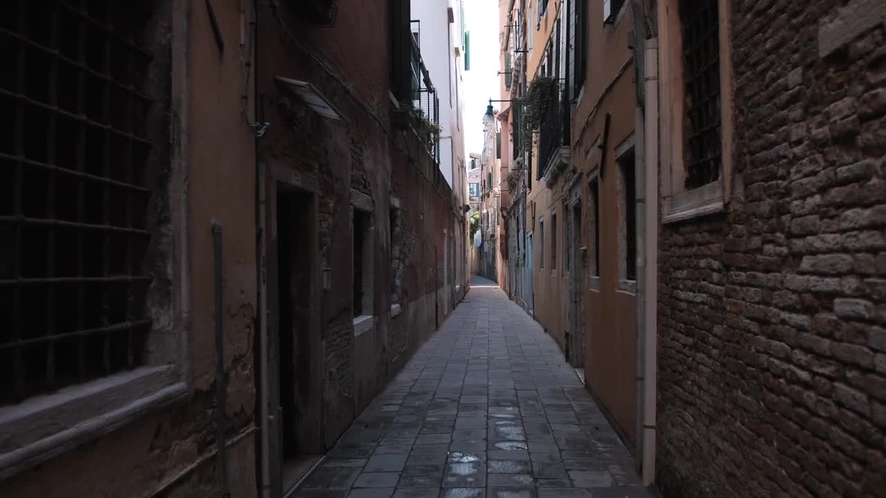 Stock Video Narrow And Old Alley In Venice Live Wallpaper