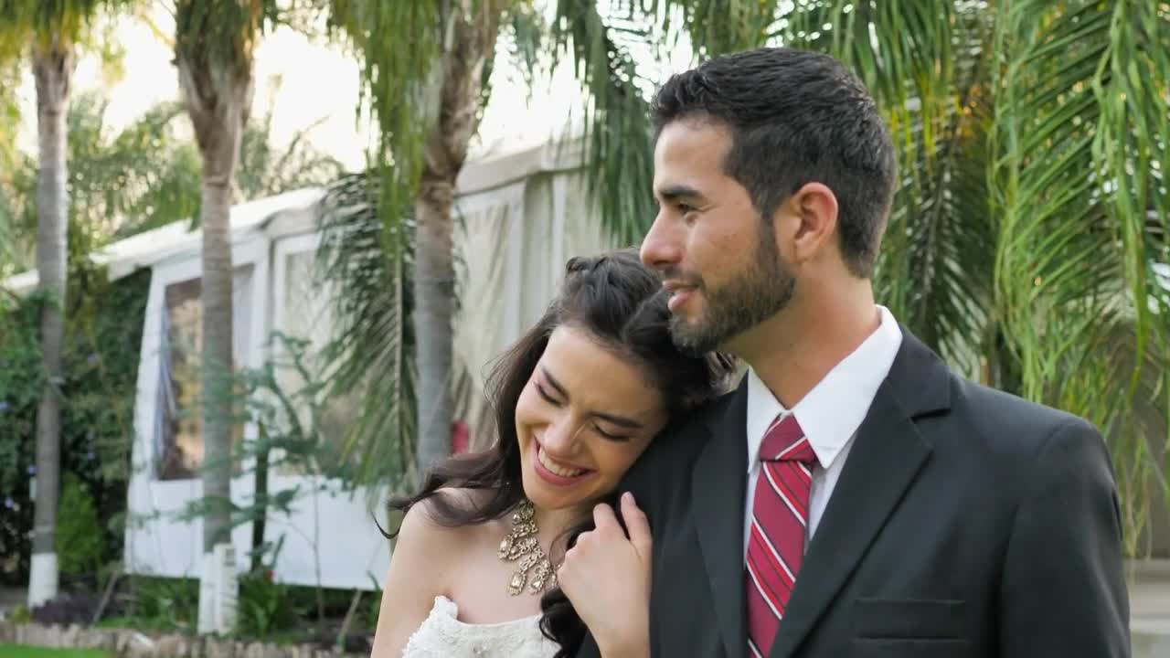Stock Video Newlyweds Smiling Live Wallpaper