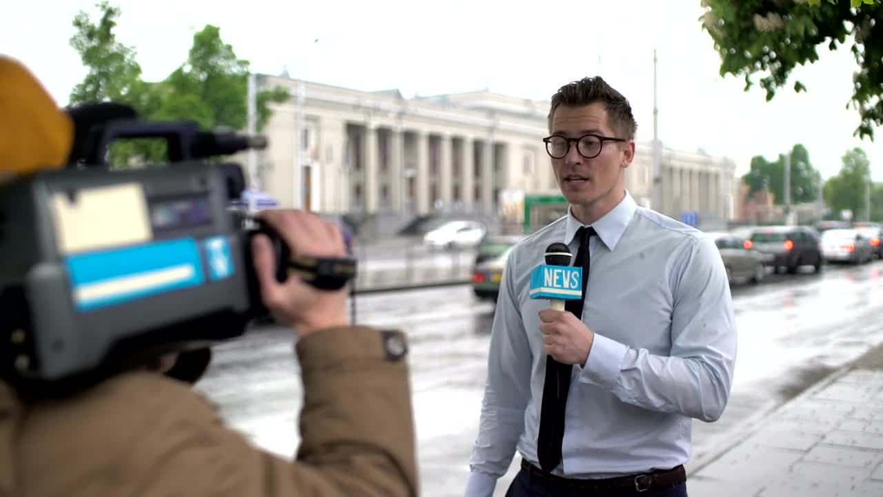 Stock Video News Reporter Live On The Street Live Wallpaper