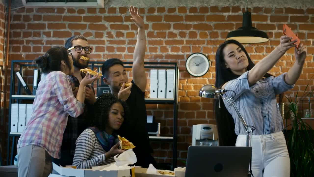 Stock Video Office Team Taking A Selfie Eating Pizza Live Wallpaper