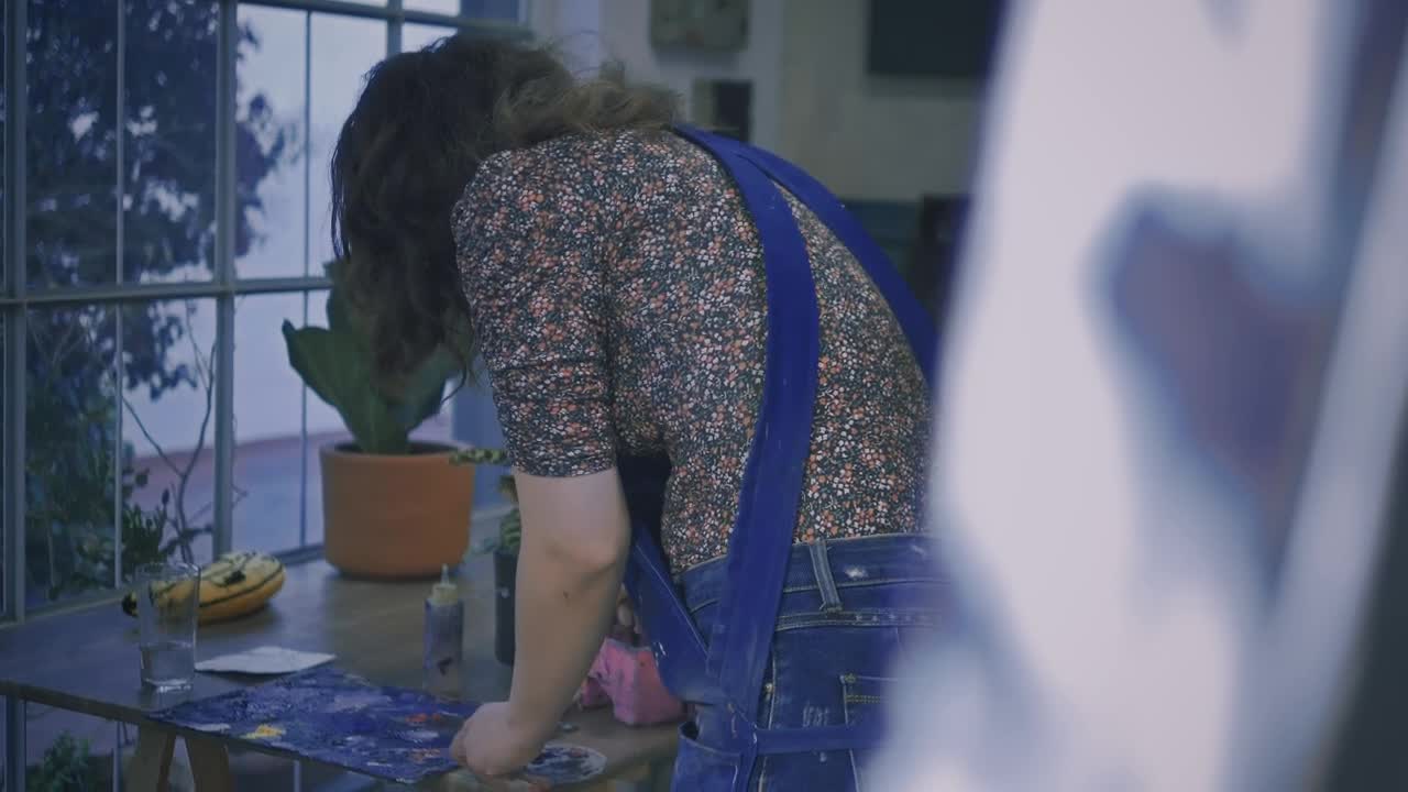 Stock Video Oil Painter Working Live Wallpaper