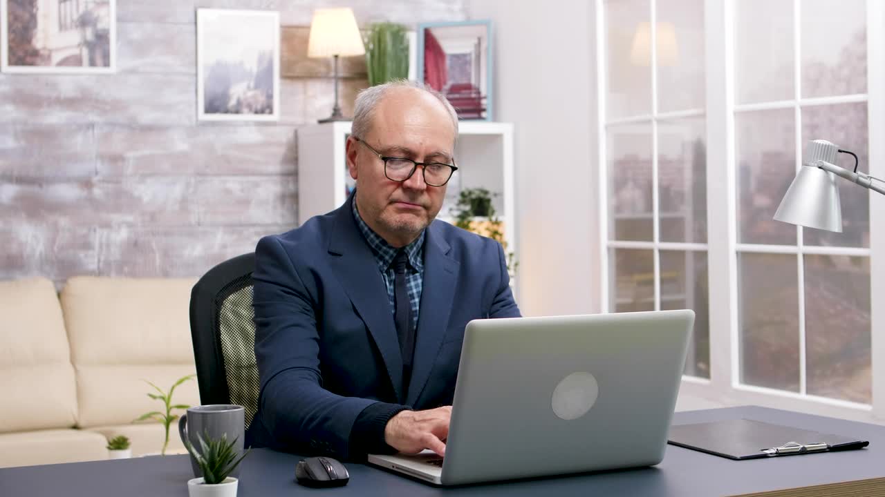 Stock Video Old Businessman Working From Home Live Wallpaper