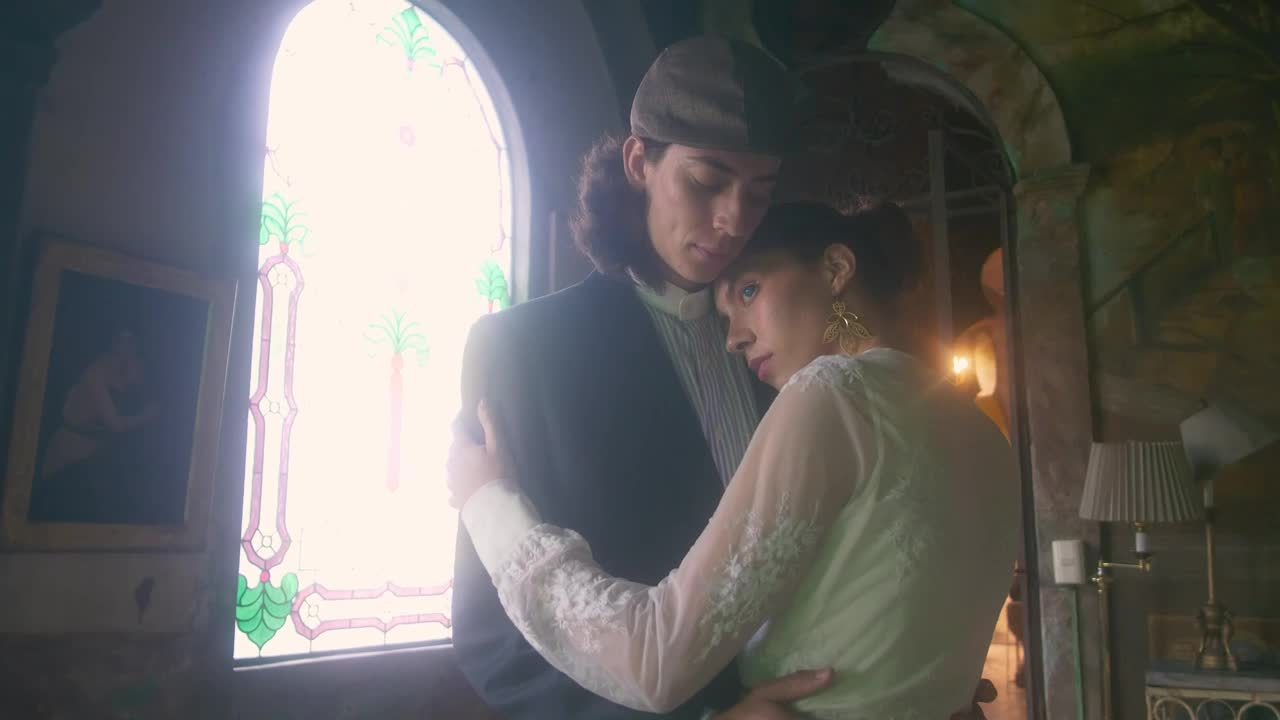 Stock Video Old Fashioned Wedding Couple Hugging Live Wallpaper