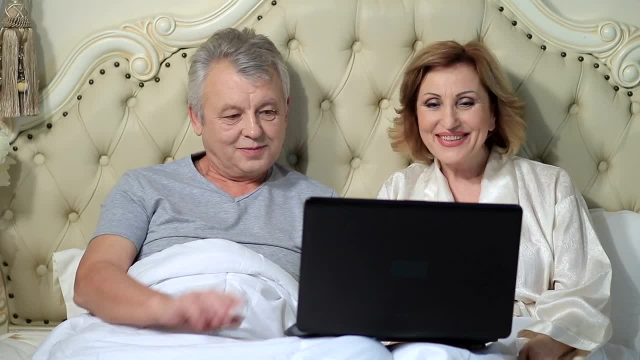 Stock Video Older Couple Chatting On A Laptop Live Wallpaper