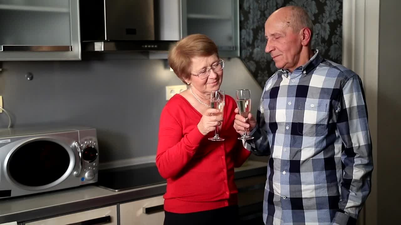 Stock Video Older Couple Enjoying A Drink Live Wallpaper