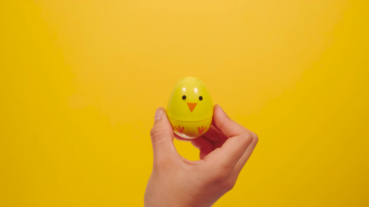 Stock Video Opening An Easter Egg Live Wallpaper
