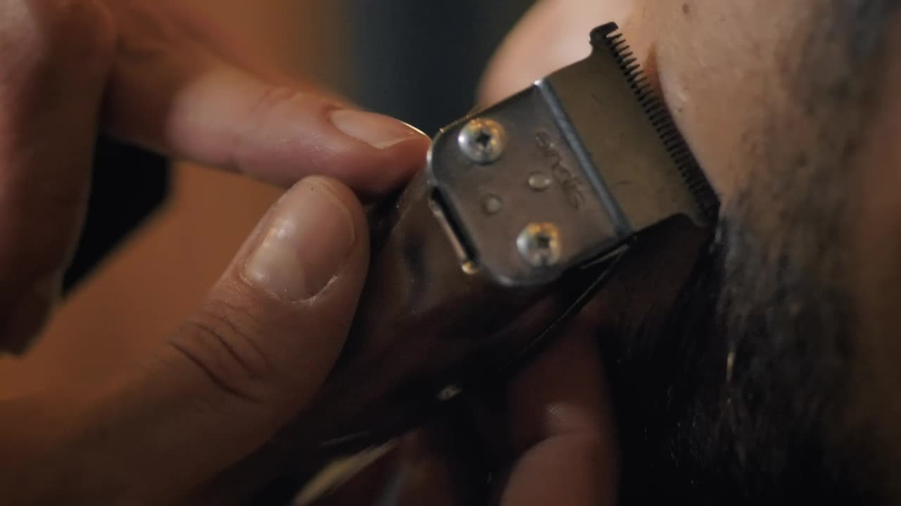 Stock Video Outlining A Mans Beard In A Barbershop Live Wallpaper