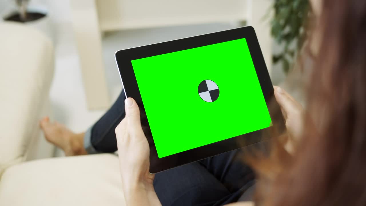 Stock Video Over Shoulder Shot Of A Person Seeing To A Tablet Live Wallpaper