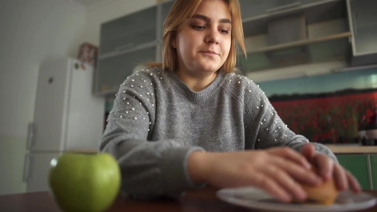 Stock Video Overweight Woman Chooses Apple Over Cheeseburger Live Wallpaper
