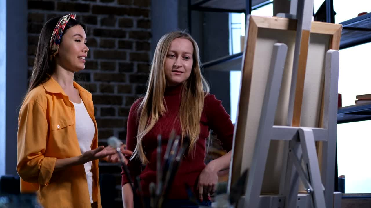 Stock Video Painter Discussing Her Work Live Wallpaper