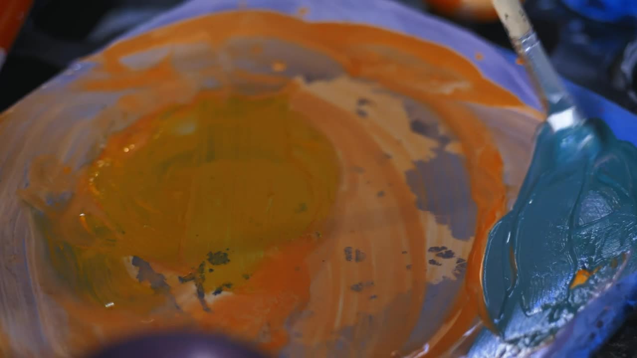 Stock Video Painter Mixing Blue Paint Live Wallpaper