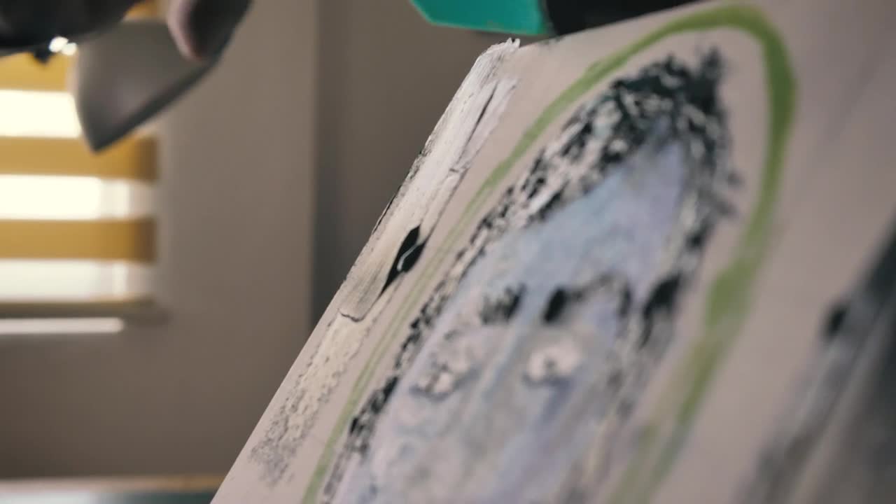 Stock Video Painters Spatula With Oil Live Wallpaper