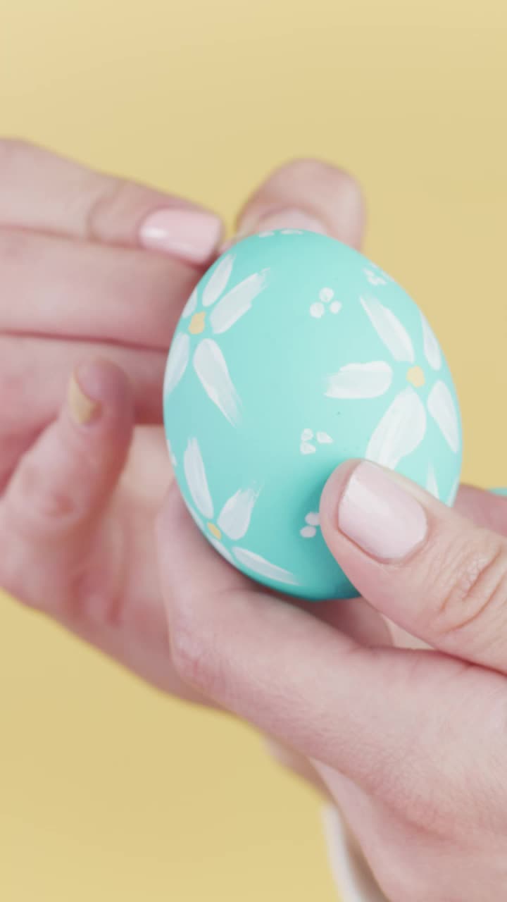 Stock Video Painting Flowers On An Easter Egg Live Wallpaper