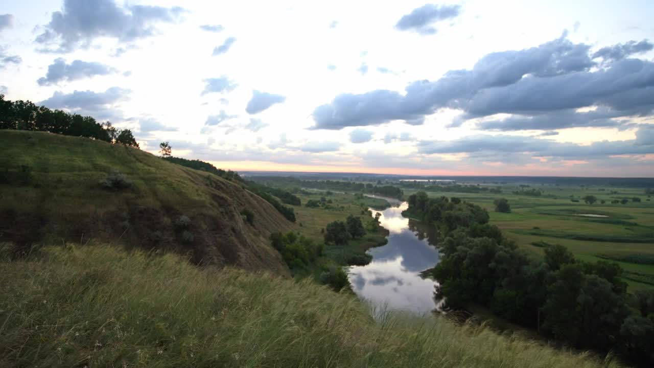 Stock Video Pan Shot In The Meadow In The Countryside Live Wallpaper