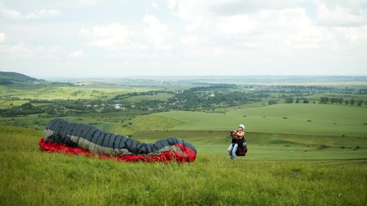Stock Video Paraglider Lifts Off Over Open Field Live Wallpaper