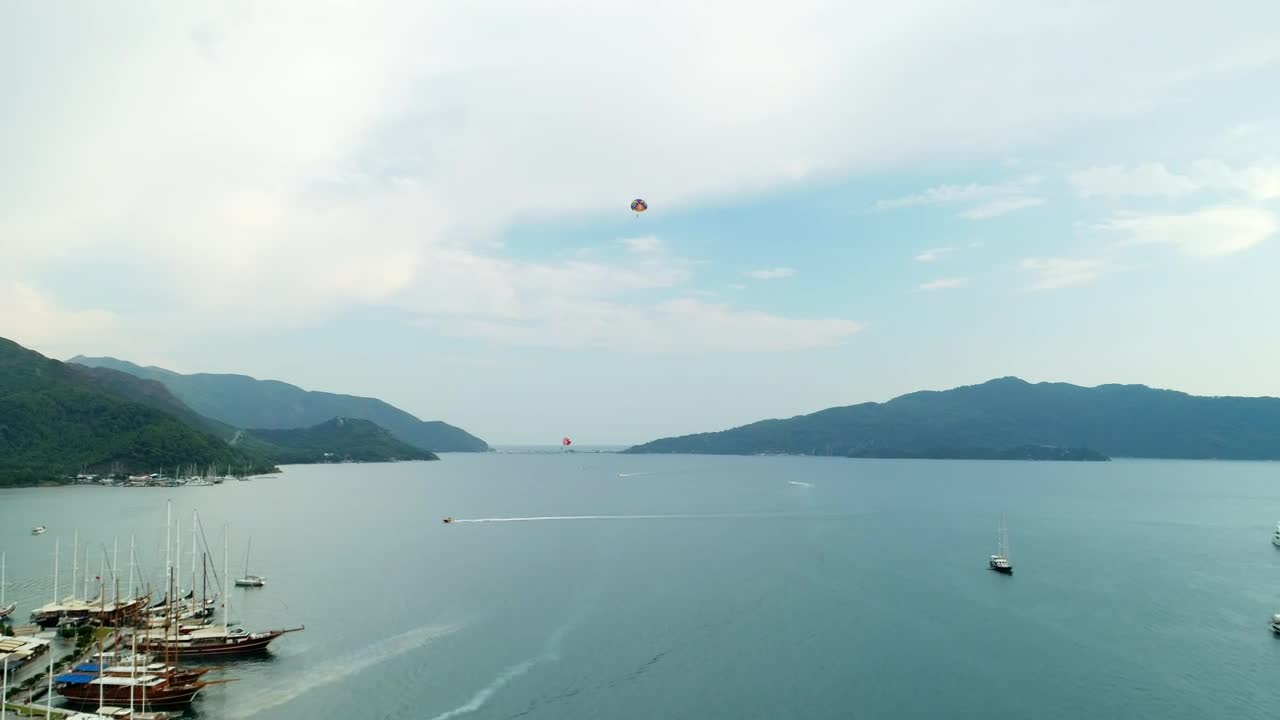 Stock Video Parasailing Over The Ocean Live Wallpaper