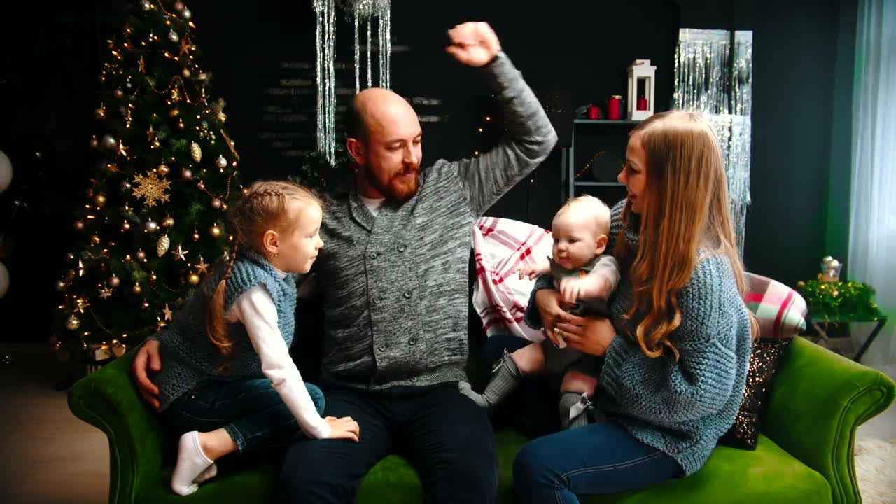 Stock Video Parents And Their Daughters At Christmas Live Wallpaper