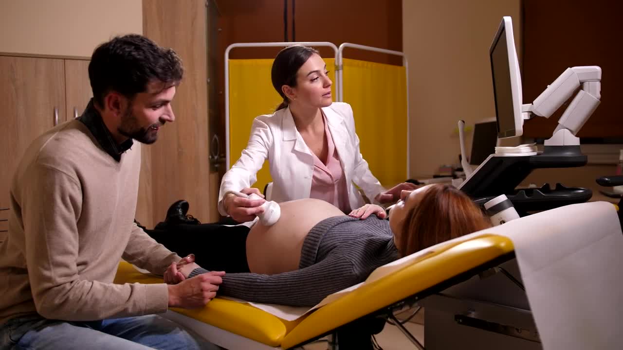 Stock Video Parents During An Ultrasound Live Wallpaper