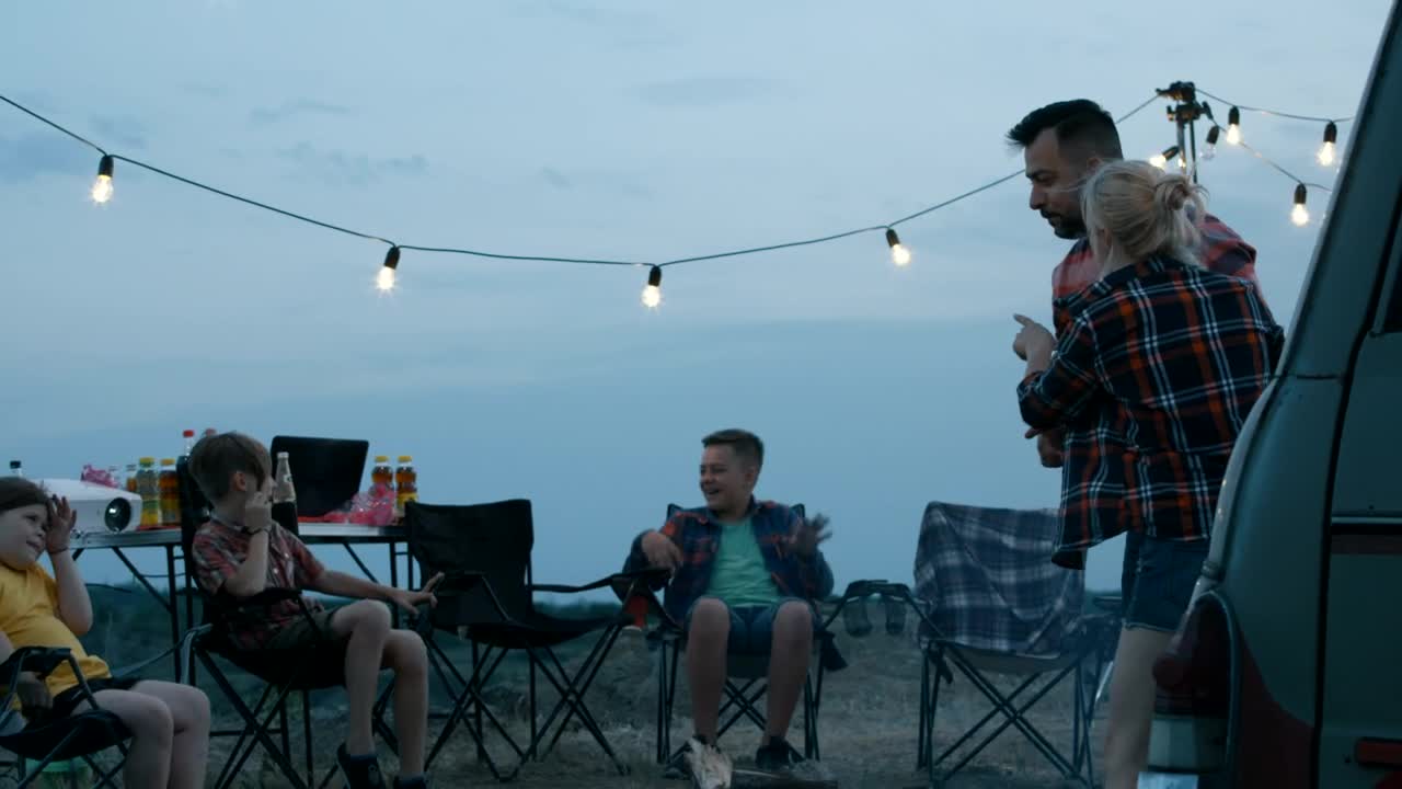 Stock Video Parents Playing Charades With Kids Live Wallpaper