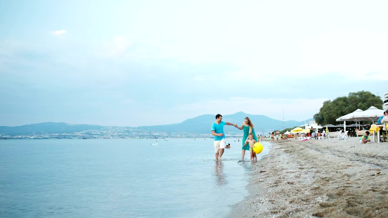 Stock Video Parents Running Along The Coast Live Wallpaper