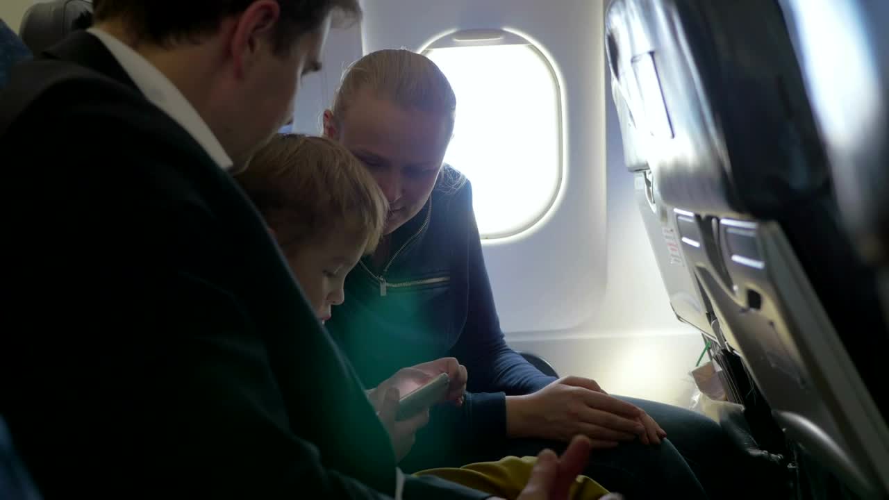 Stock Video Parents With Their Child Travelling By Plane Live Wallpaper