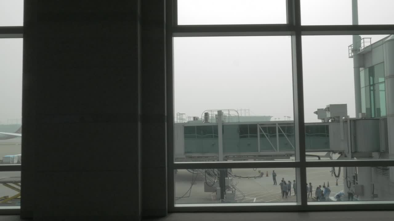 Stock Video Passenger Plane Attached To A Bridge Live Wallpaper