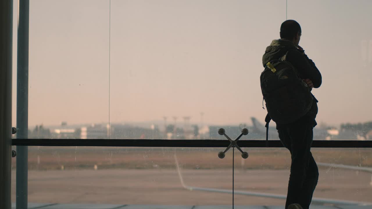 Stock Video Passenger Waiting For A Flight Live Wallpaper