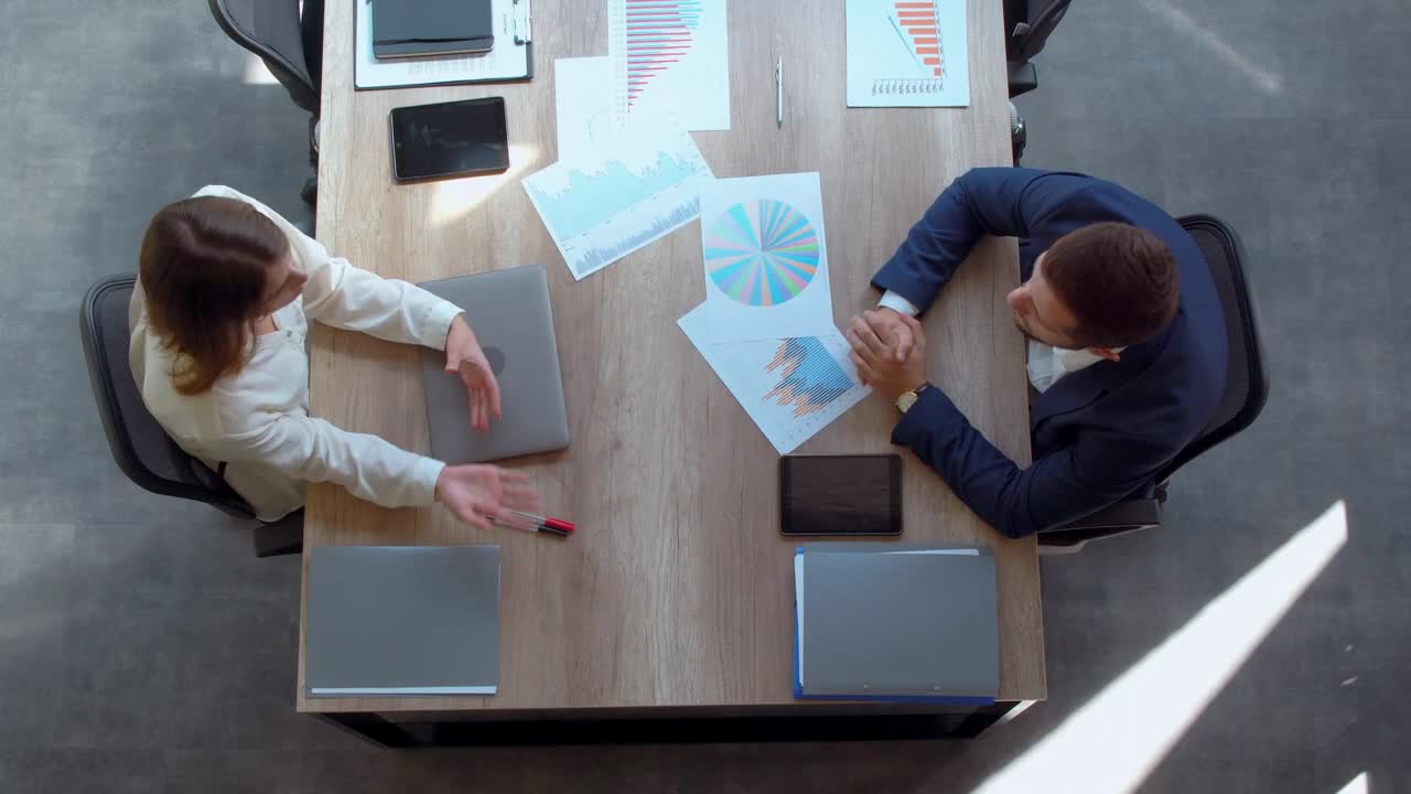 Stock Video People Ending A Business Meeting Live Wallpaper