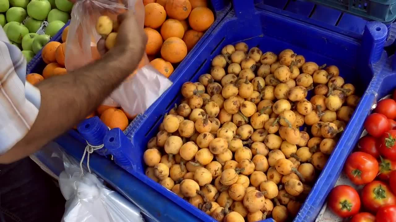 Stock Video Person Choosing Fruit In A Market Live Wallpaper