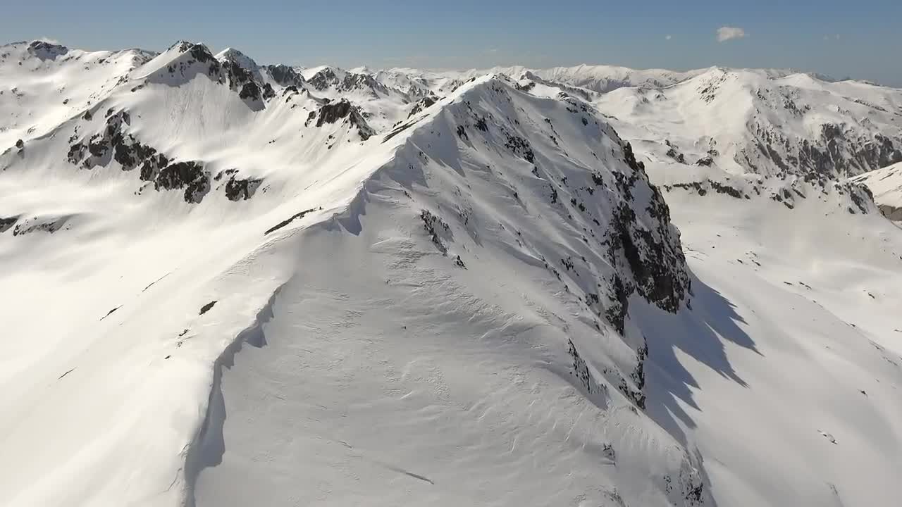 mountain peaks covered in snow 10121