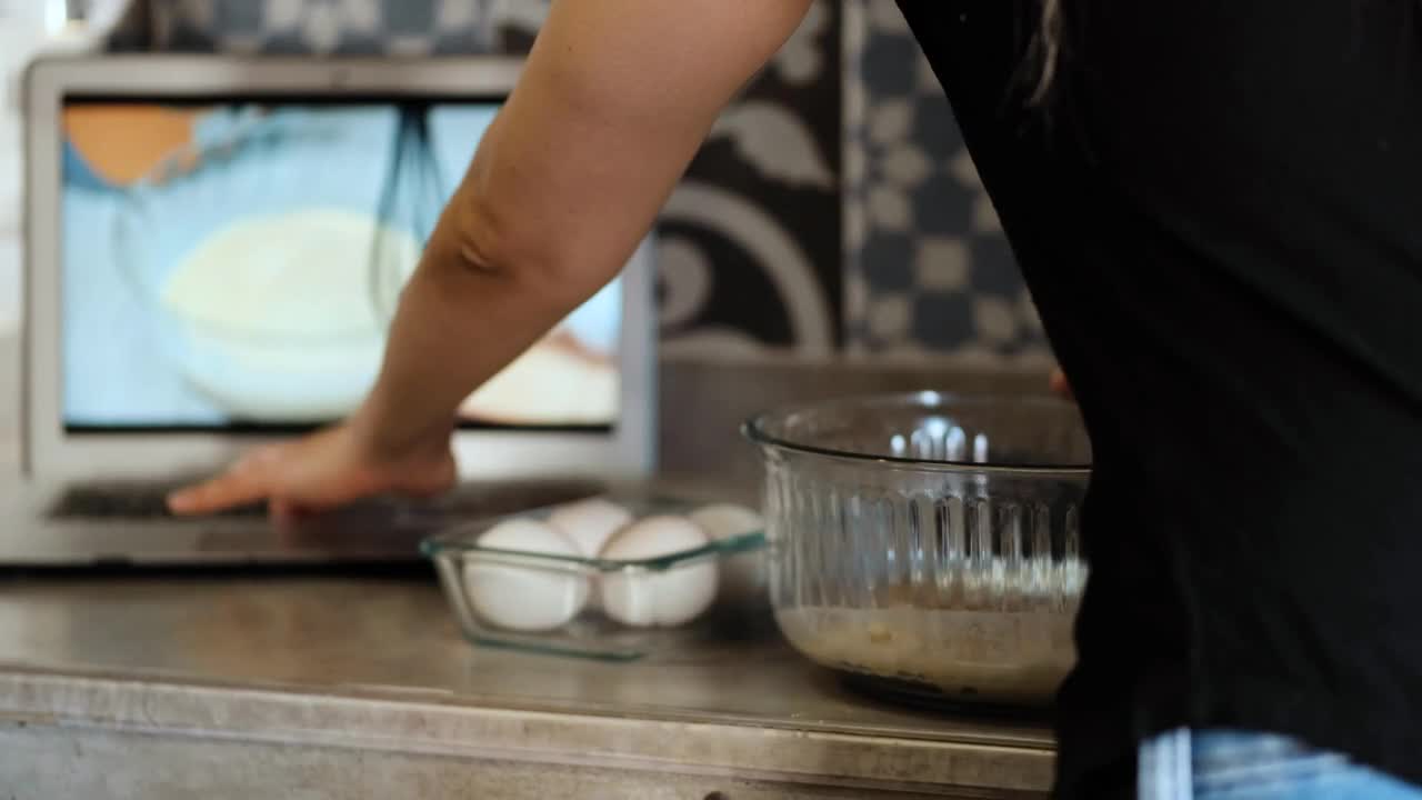 Video Stock Person Preparing A Recipe With An Online Tutorial Live Wallpaper Free