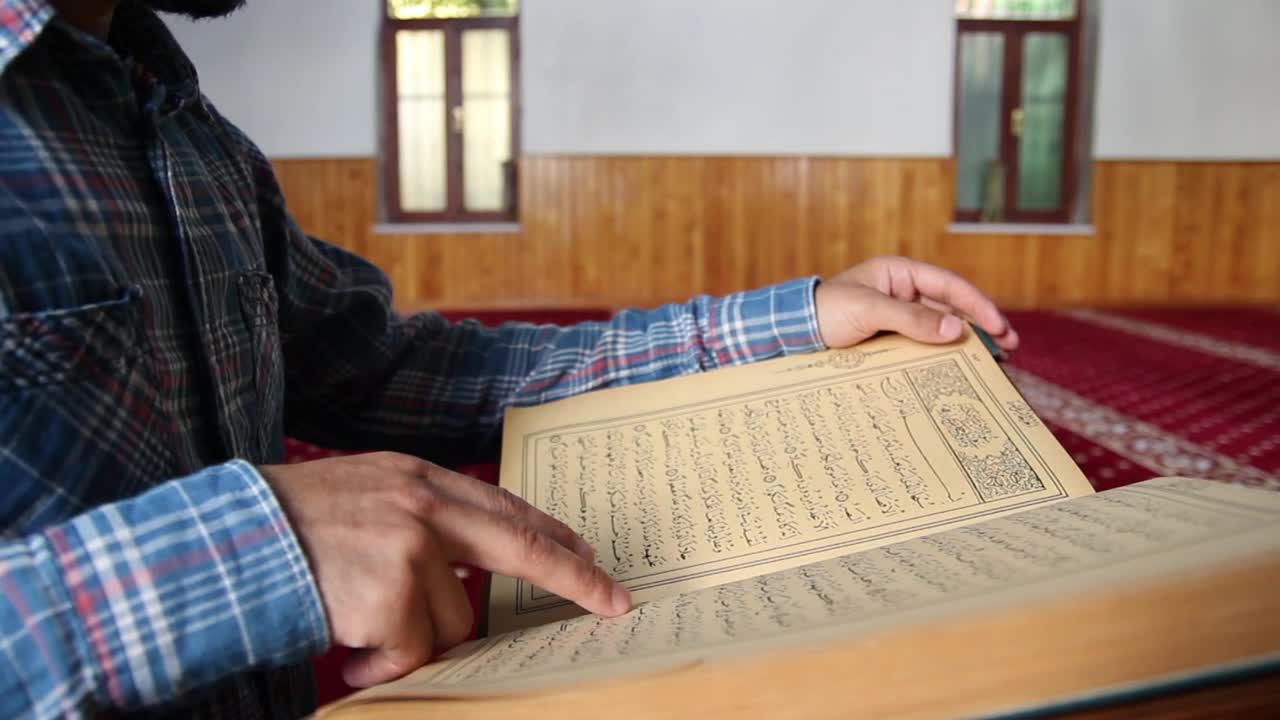 Video Stock Person Reading The Quran Inside A Mosque Live Wallpaper Free
