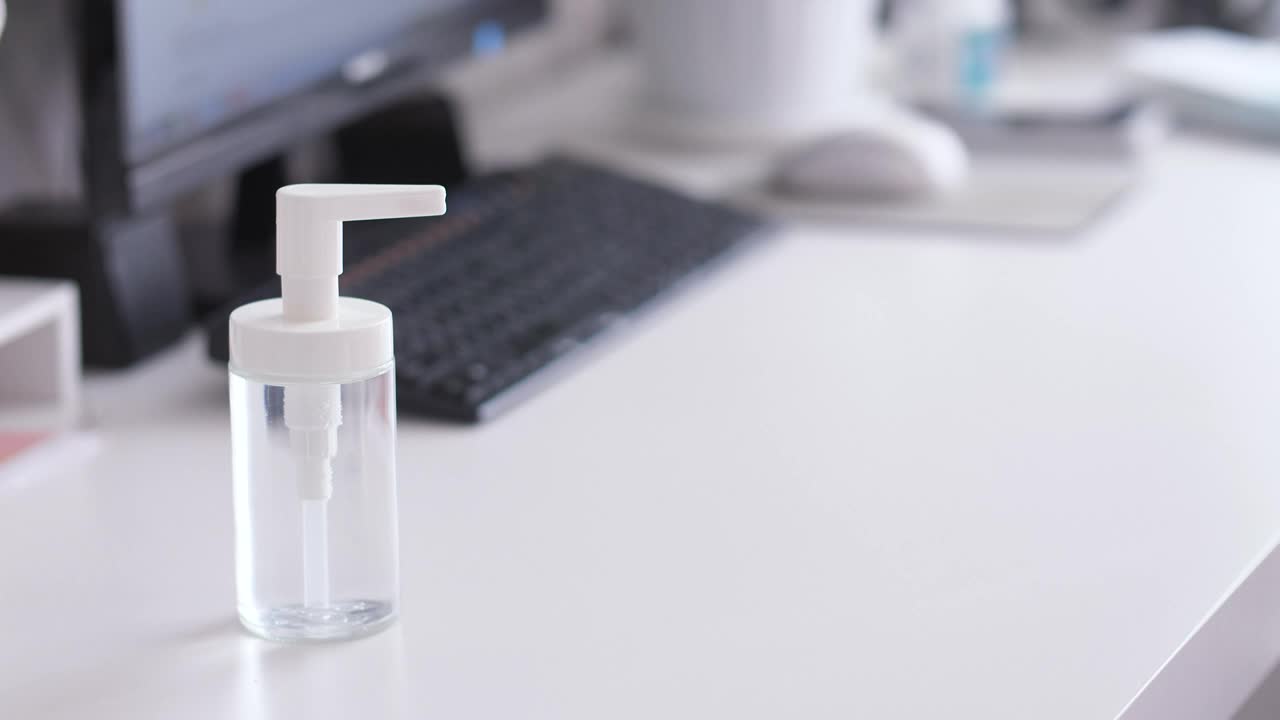 Video Stock Person Sanitizing Their Hands In The Office Live Wallpaper Free