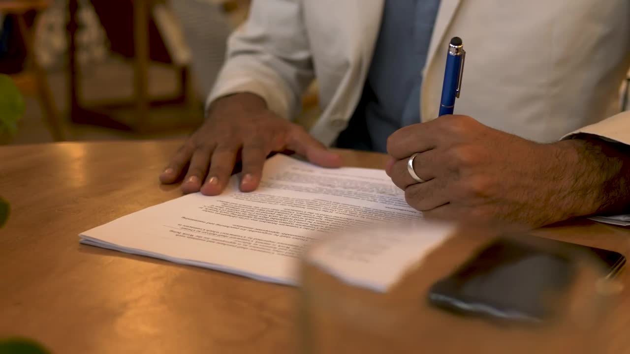 Video Stock Person Signing A Contract Live Wallpaper Free