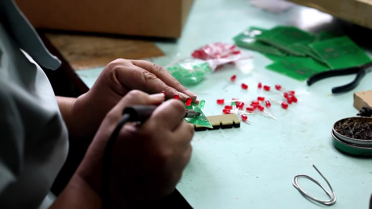 Video Stock Person Soldering An Electronic Card Live Wallpaper Free