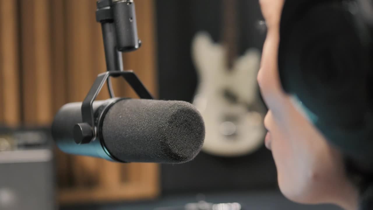 Video Stock Person Talking To The Microphone Live Wallpaper Free