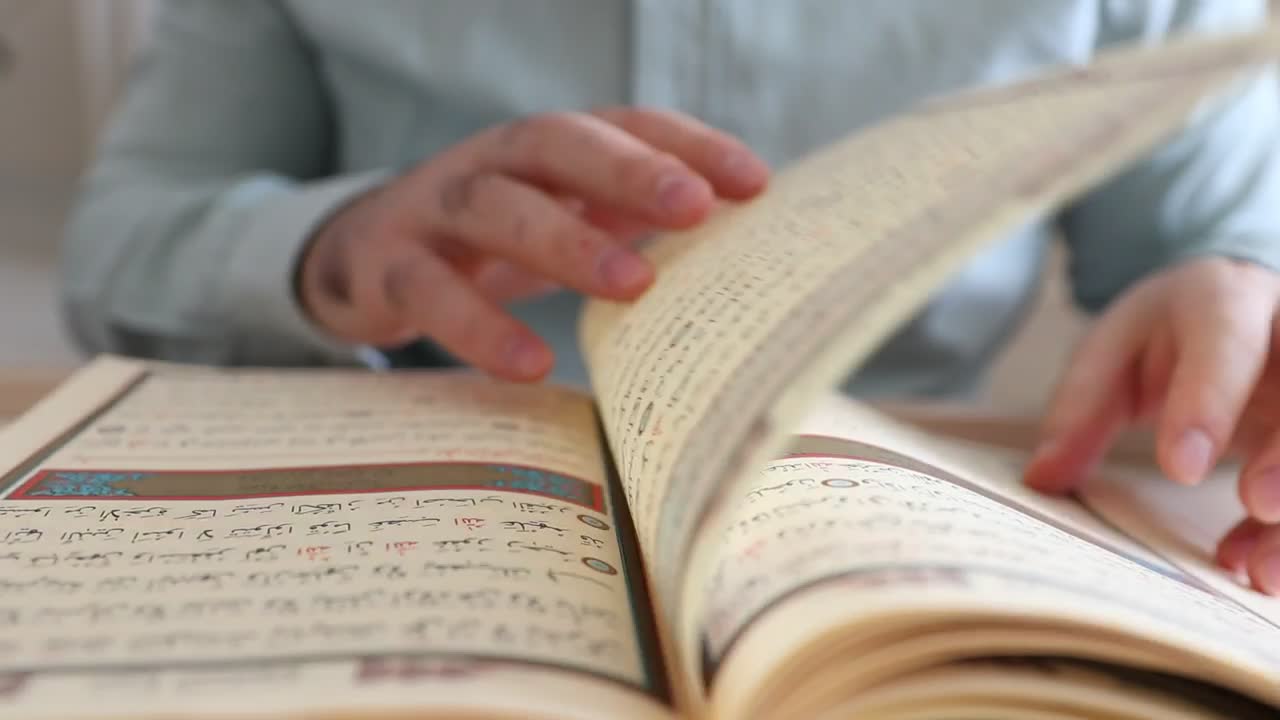 Video Stock Person Turning The Sheets Of The Quran Live Wallpaper Free