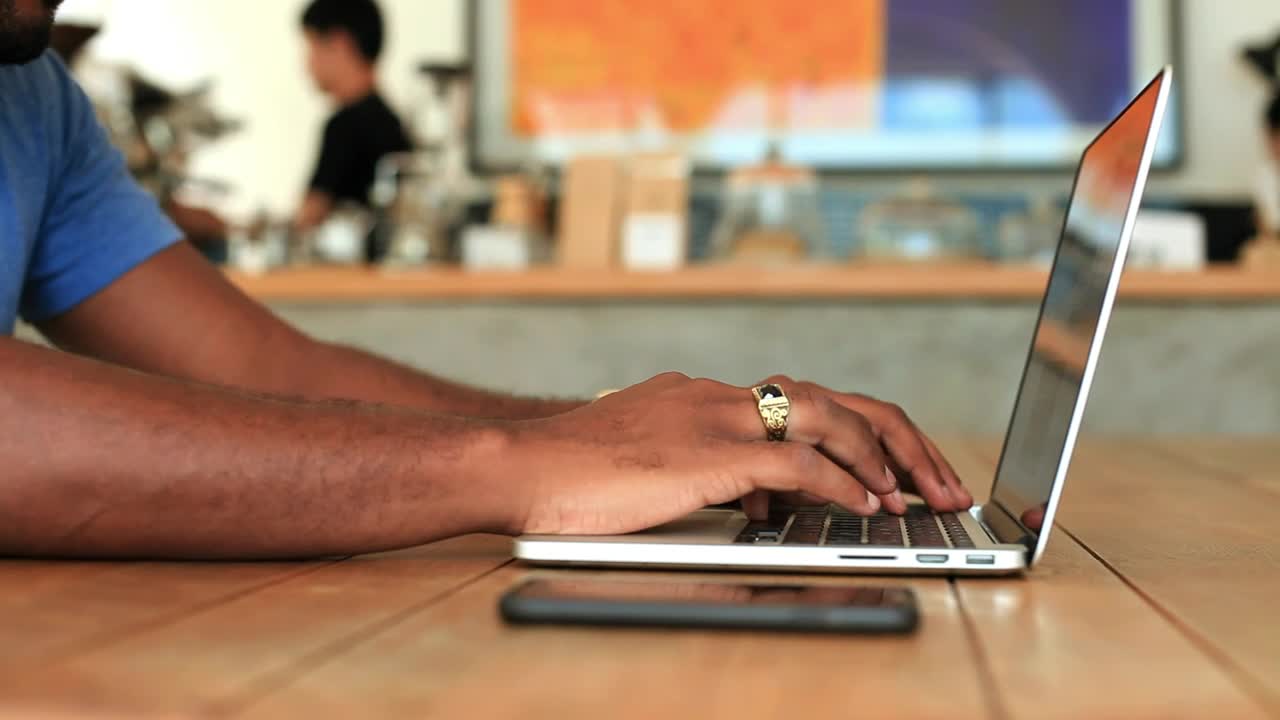 Video Stock Person Typing On His Laptop In A Restaurant Live Wallpaper Free