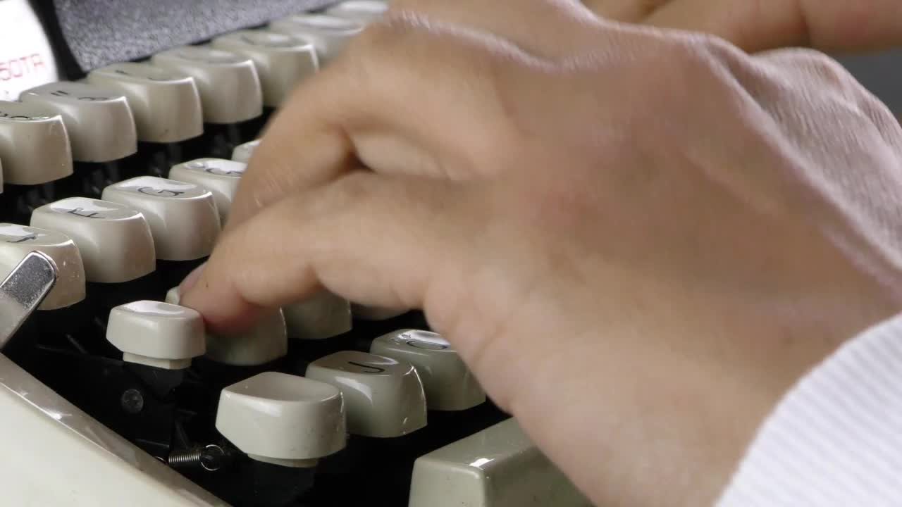 Video Stock Person Typing On Old Typewriter Live Wallpaper Free
