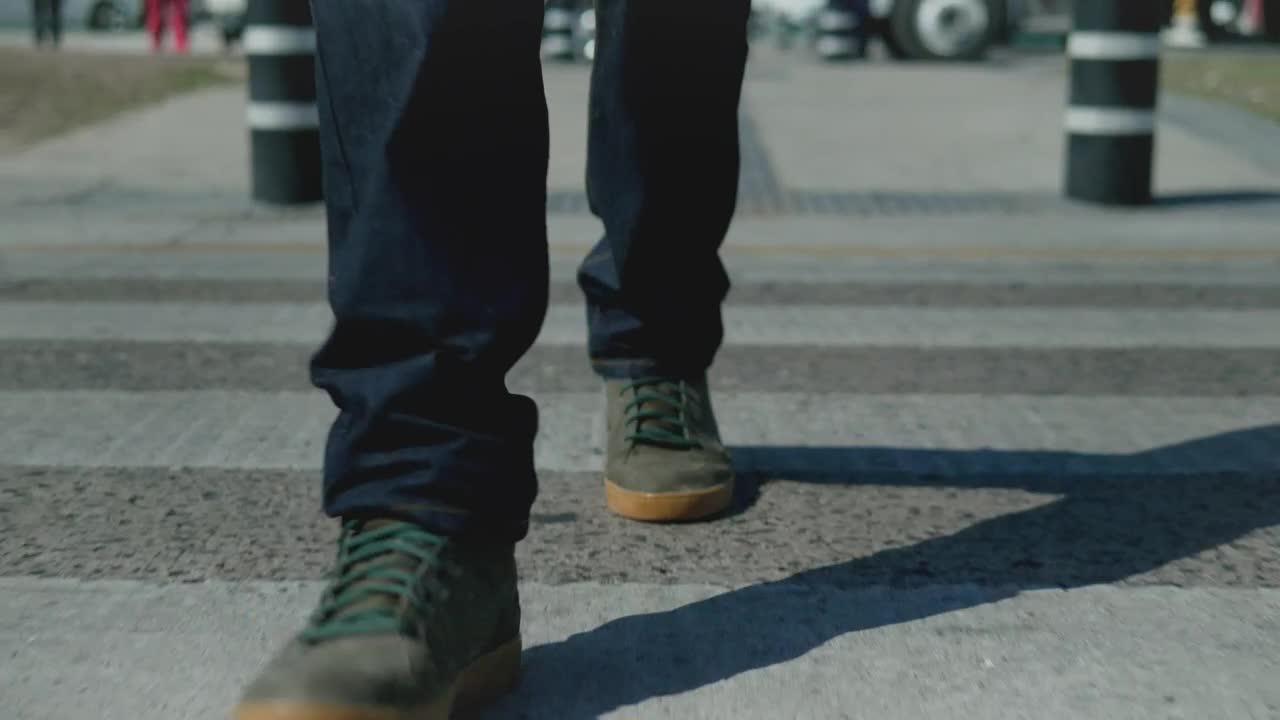 Video Stock Person Walking On Crosswalk Live Wallpaper Free