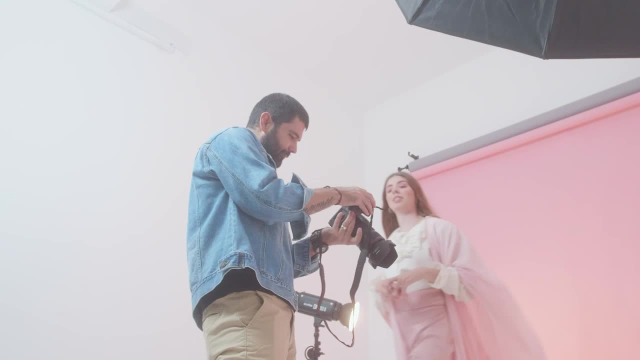 Video Stock Photographer And Model Reviewing Photos From A Shoot Live Wallpaper Free