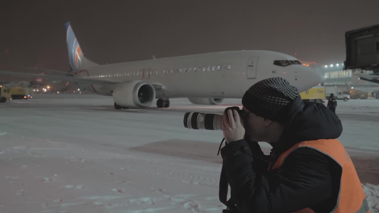 Video Stock Photographer At An Airport Live Wallpaper Free