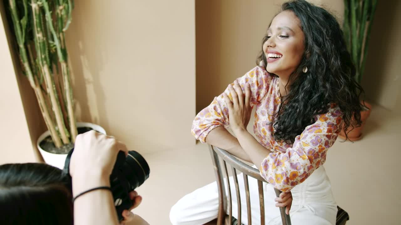 Video Stock Photographer Portraying A Smiling Model Live Wallpaper Free