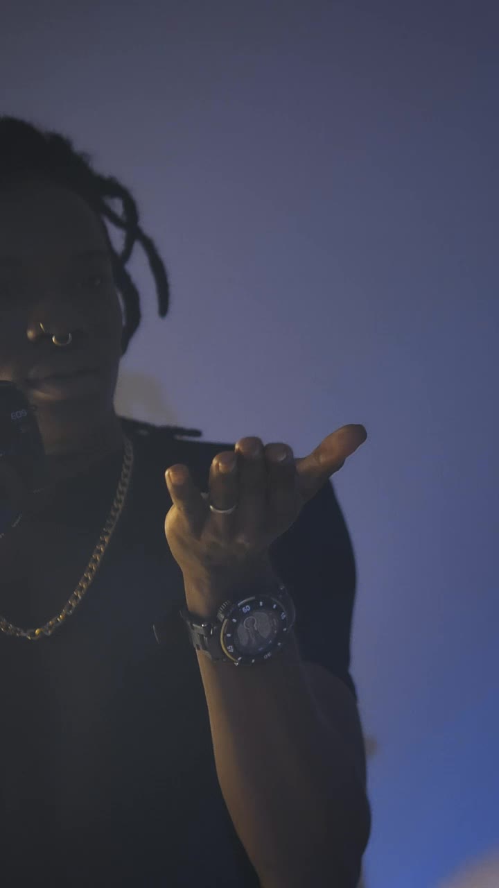 Video Stock Photographer Portraying A Model In His Studio Live Wallpaper Free